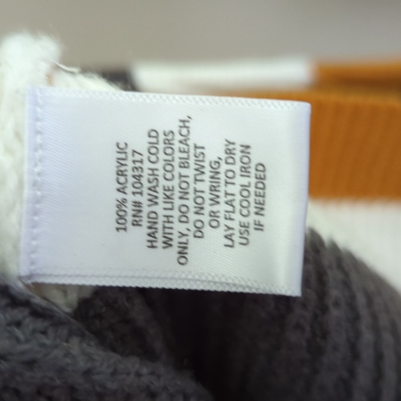 Derek Heart Small Ladies Sweater - Picture 5 of 5